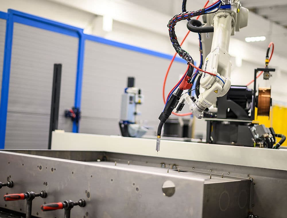 Robotic welding cell