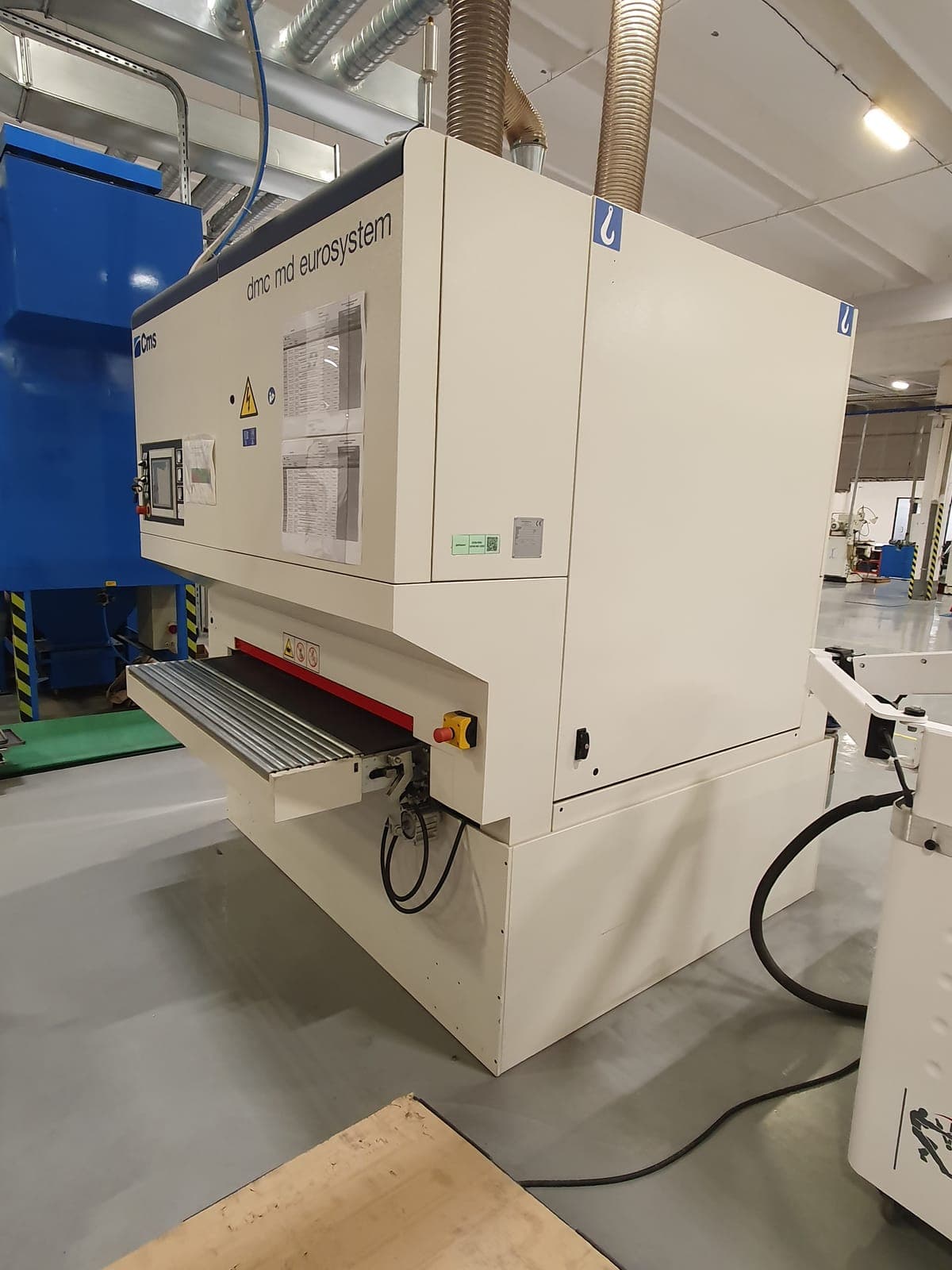 Дебъринг машина CMS ESYM M3 1350 – изглед отпред с подаващата маса и надпис DMC MD Eurosystem