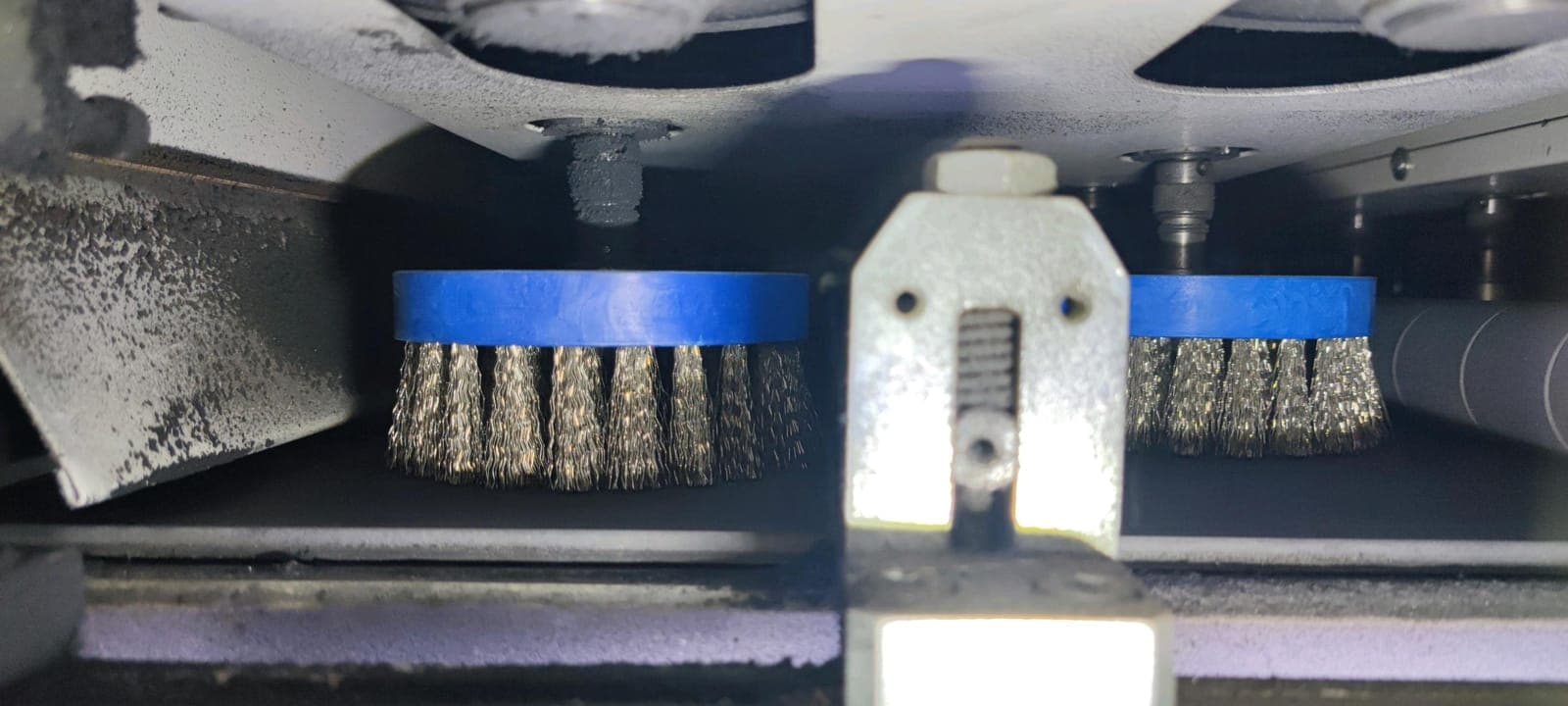 Steel wire brushes inside the machine