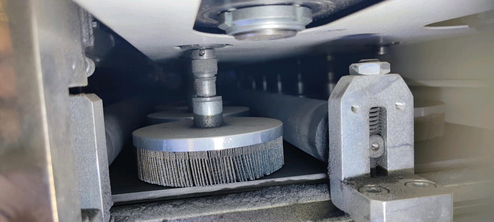 Abrasive brush head inside the machine