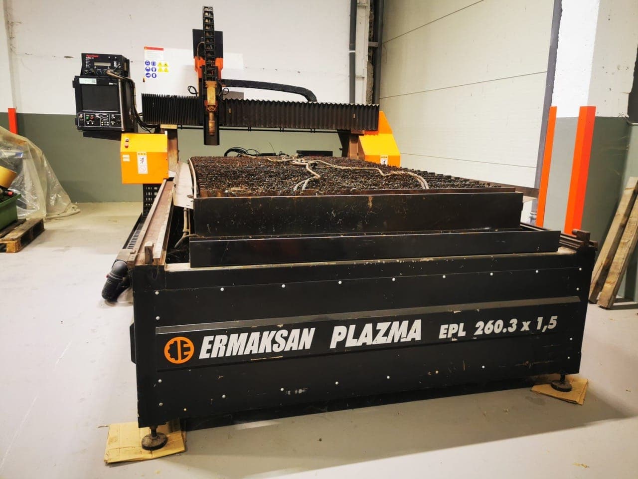 Предната страна на масата с надпис Ermaksan Plazma EPL 260.3 x 1,5
