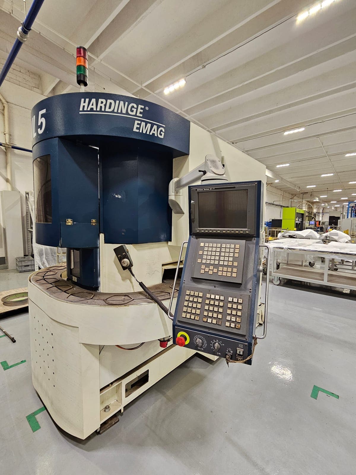 Hardinge EMAG VL 5 отпред: синята работна глава, кръговият транспортьор за детайли и пултът Fanuc